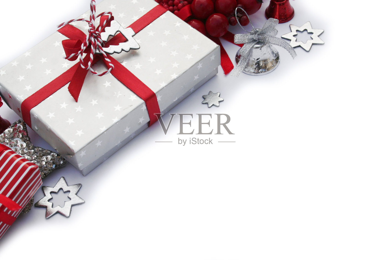 白色的圣诞礼物盒上有红色和银色照片摄影图片