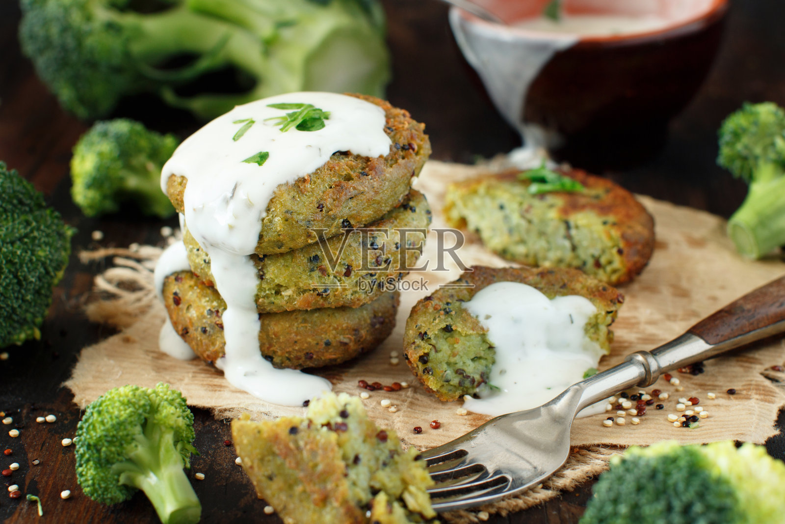 油炸素食西兰花和藜麦汉堡照片摄影图片