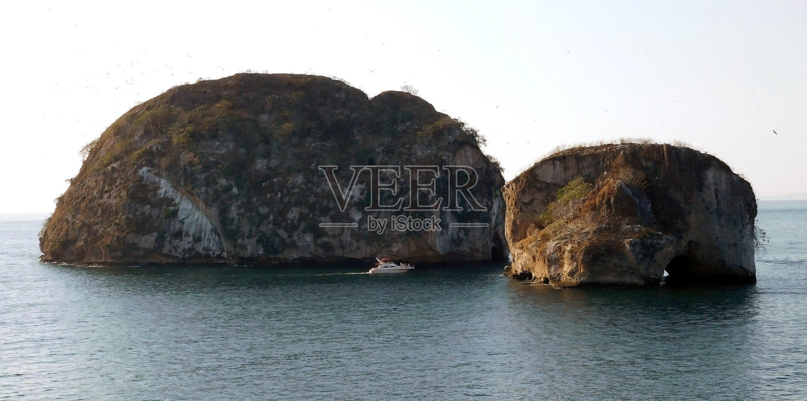 靠近墨西哥巴亚尔塔港的太平洋上的两个岛屿照片摄影图片