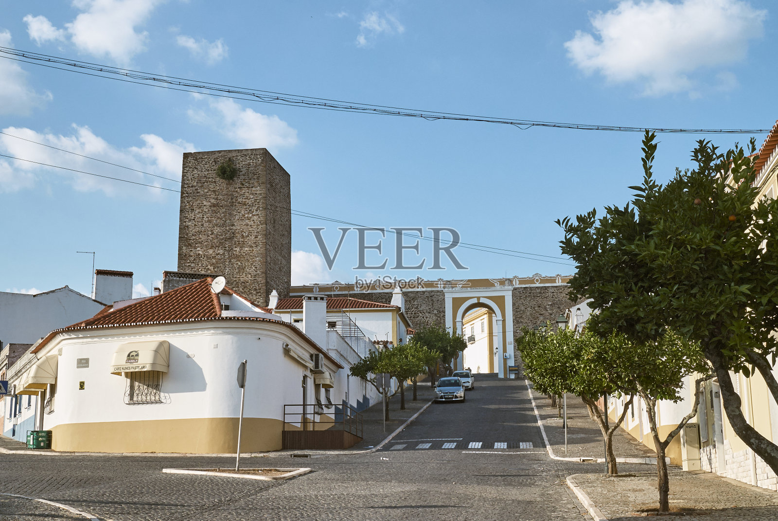 街道进入Avís，在葡萄牙阿连特霍照片摄影图片