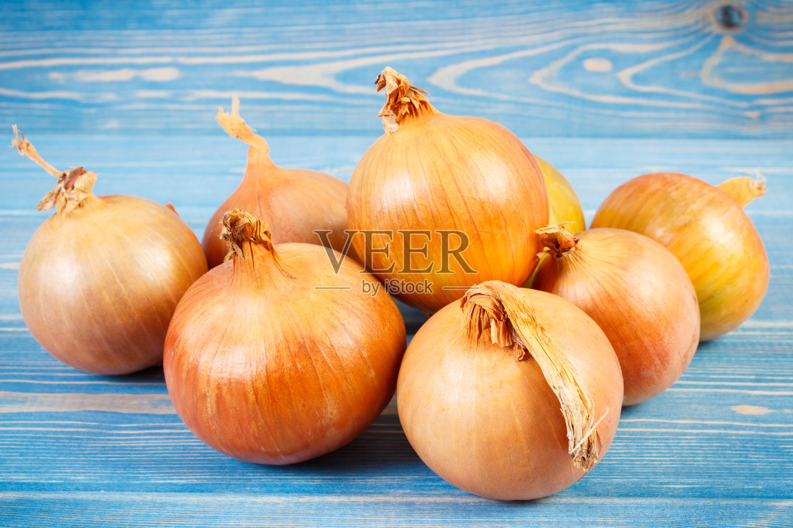 成堆的新鲜洋葱躺在木板上，健康的营养概念照片摄影图片