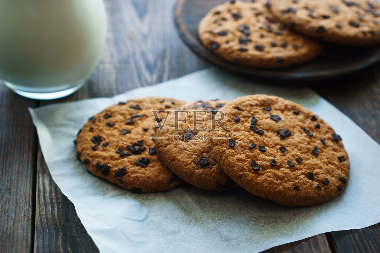 巧克力饼干和新鲜牛奶照片摄影图片