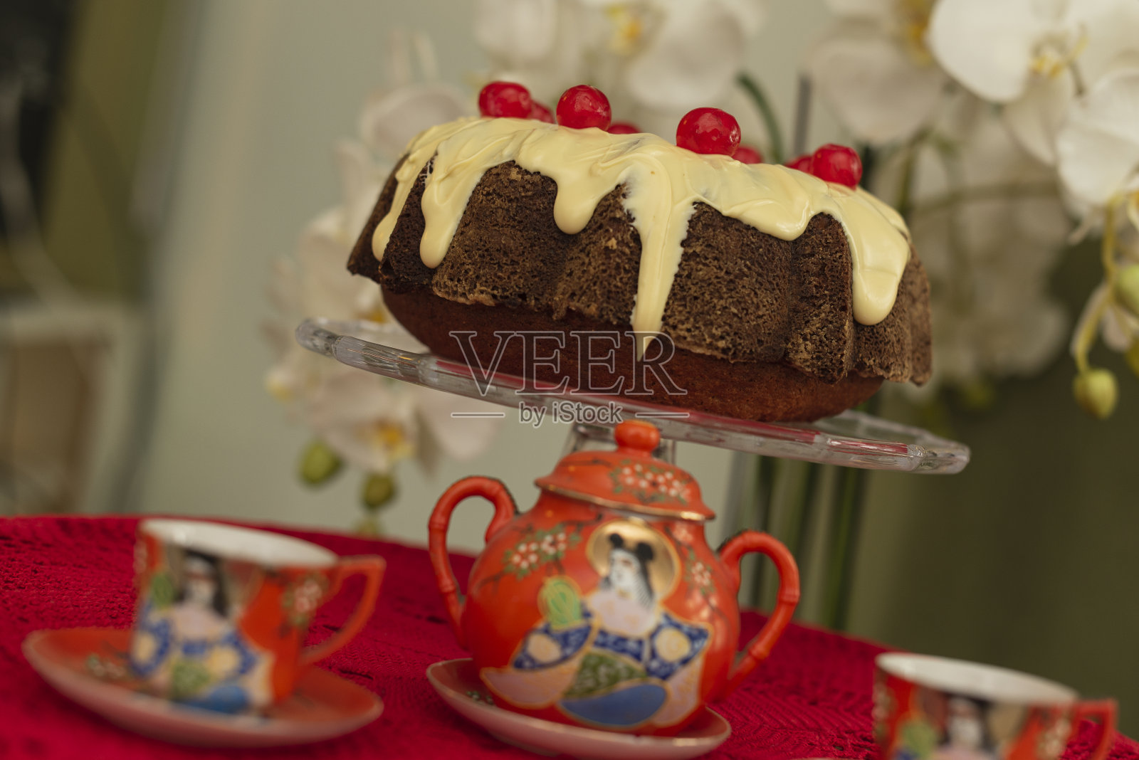 白巧克力和甜樱桃蛋糕。照片摄影图片