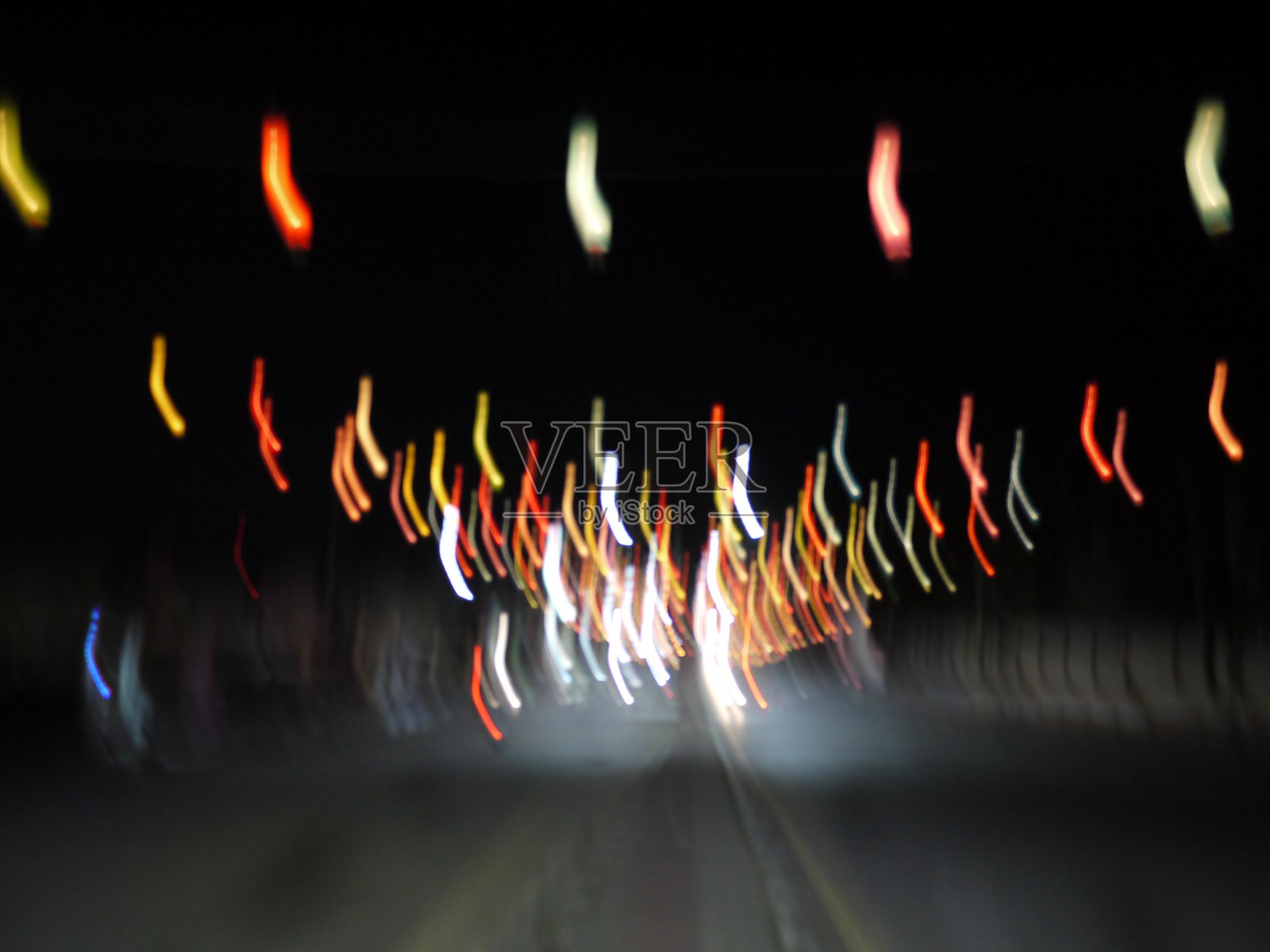 模糊的城市夜生活。照片摄影图片