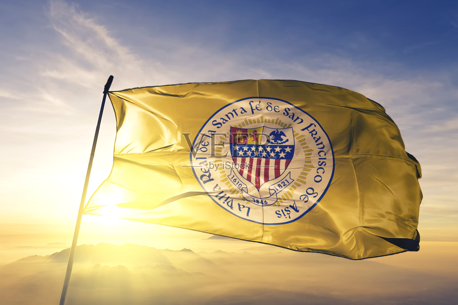 旗子，纺织布，织布，飘扬在日出的薄雾之上照片摄影图片