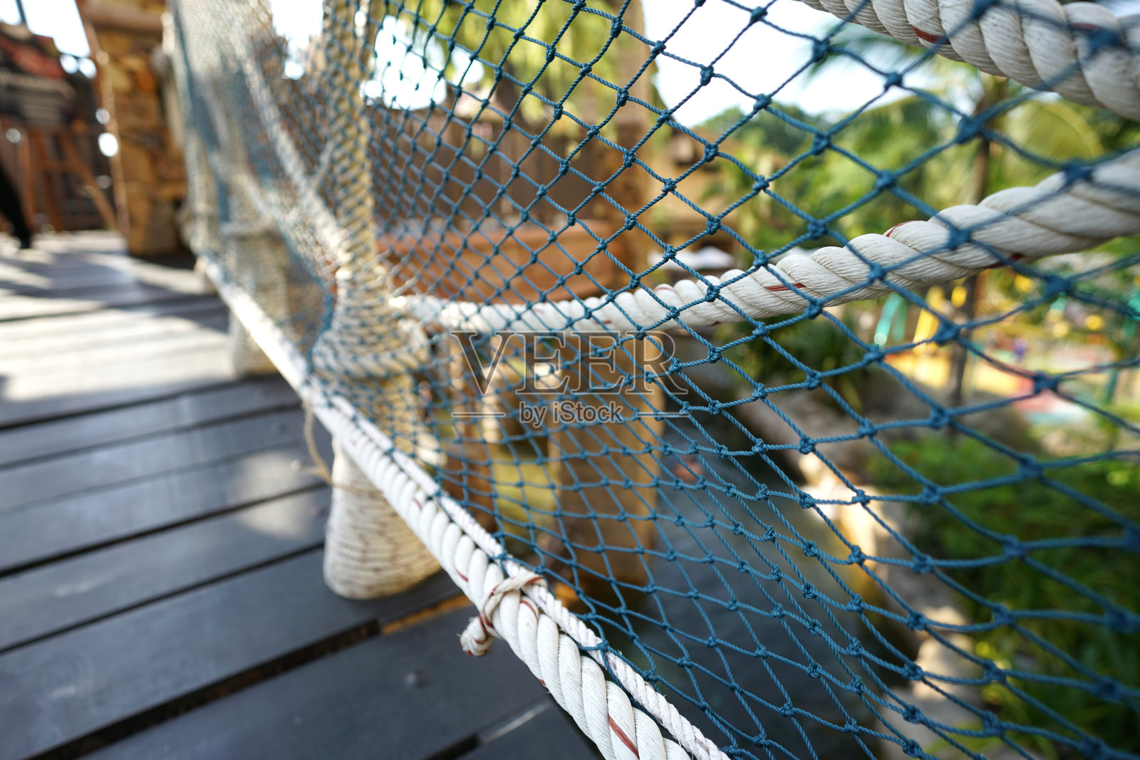 高绳网桥在自然背景下照片摄影图片