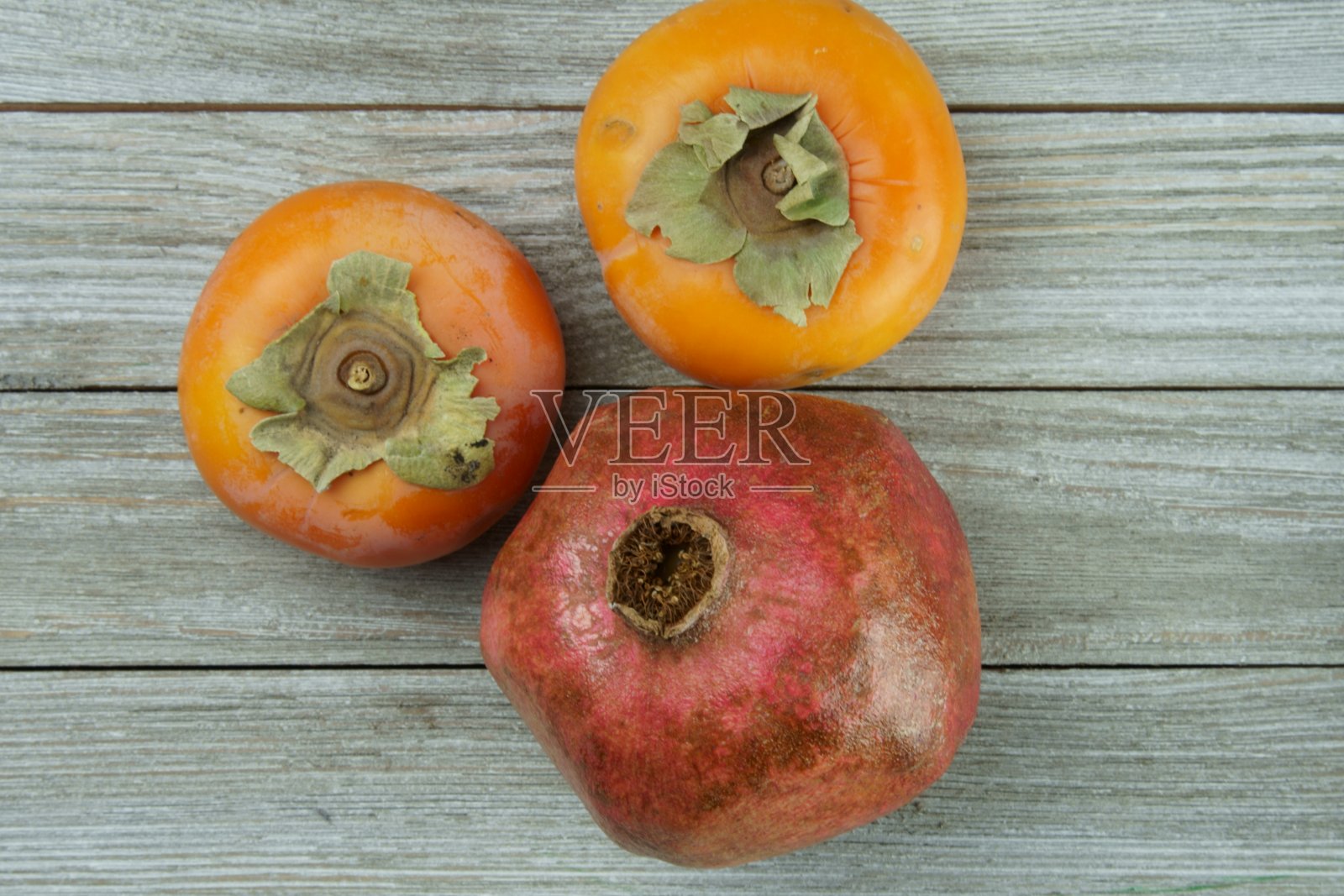 木背景上的柿子照片摄影图片