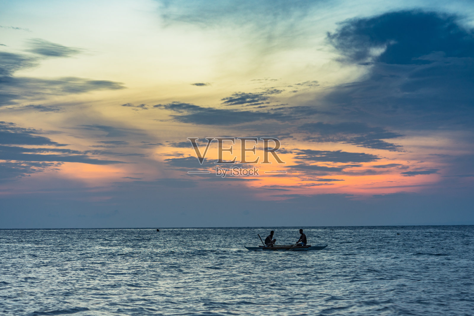 单船在朝阳多云的天空照片摄影图片