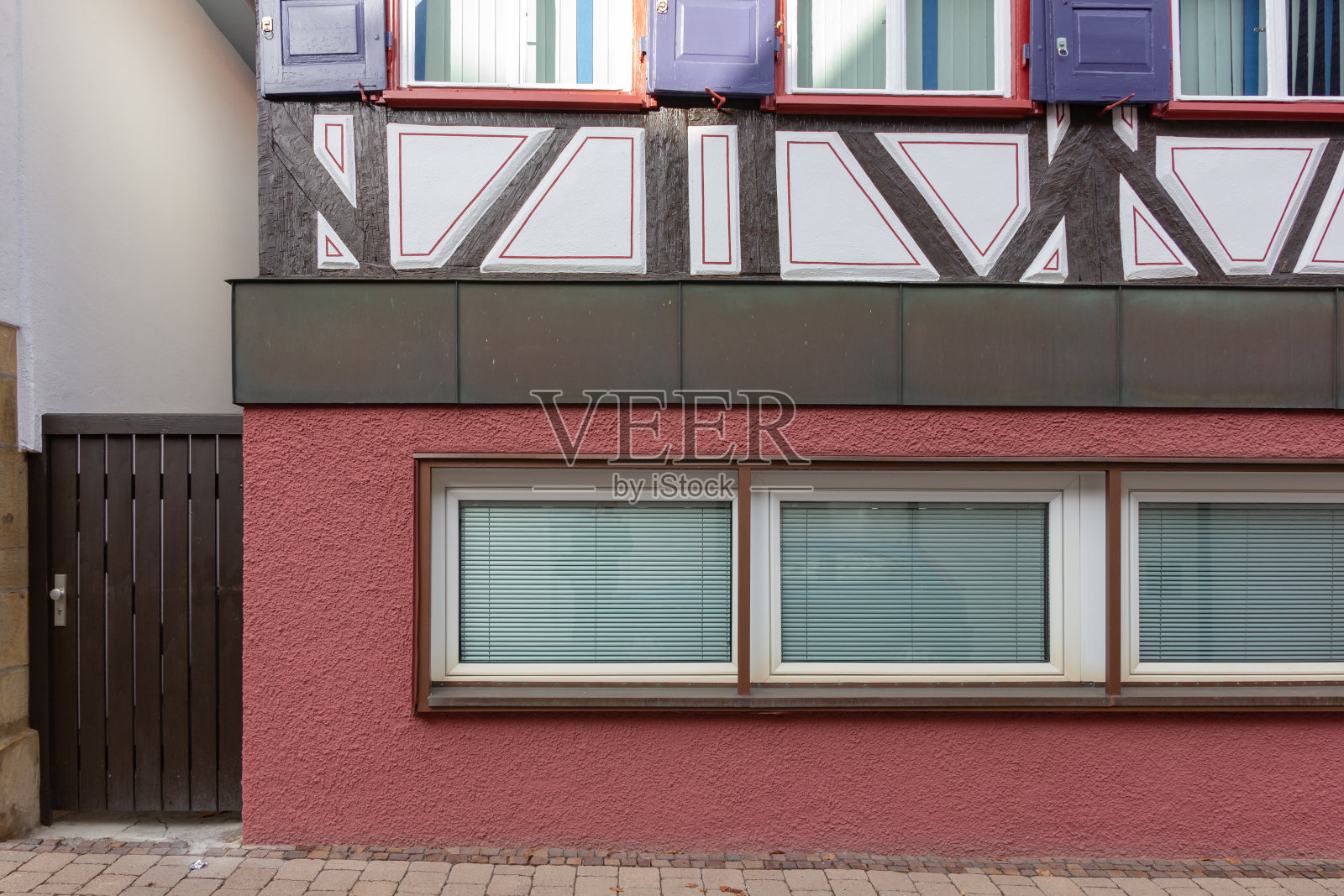 历史城市立面与门窗细节照片摄影图片