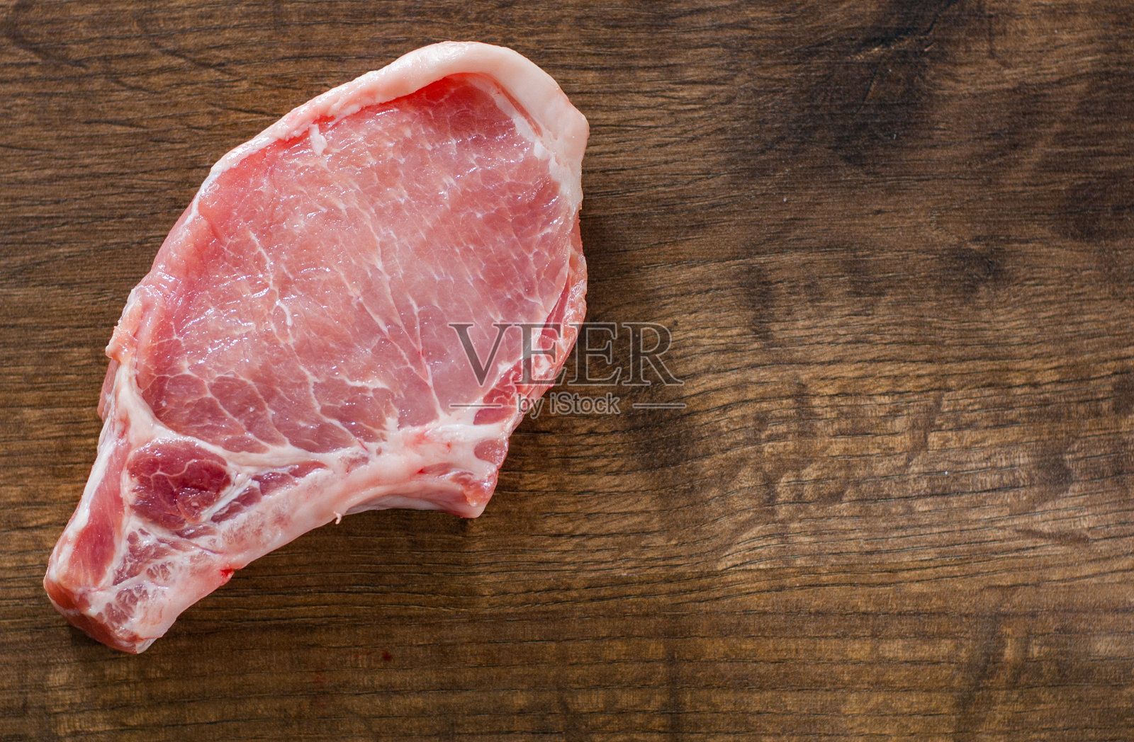 生猪腰肉排骨在木桌子的背景与拷贝空间。俯视图照片摄影图片