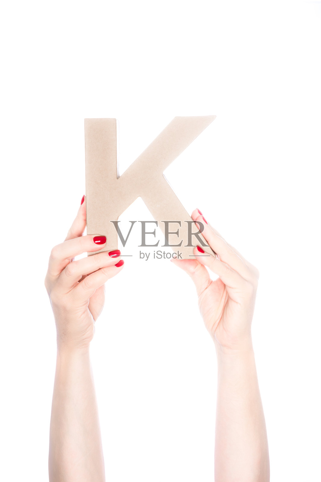 她举起字母K照片摄影图片