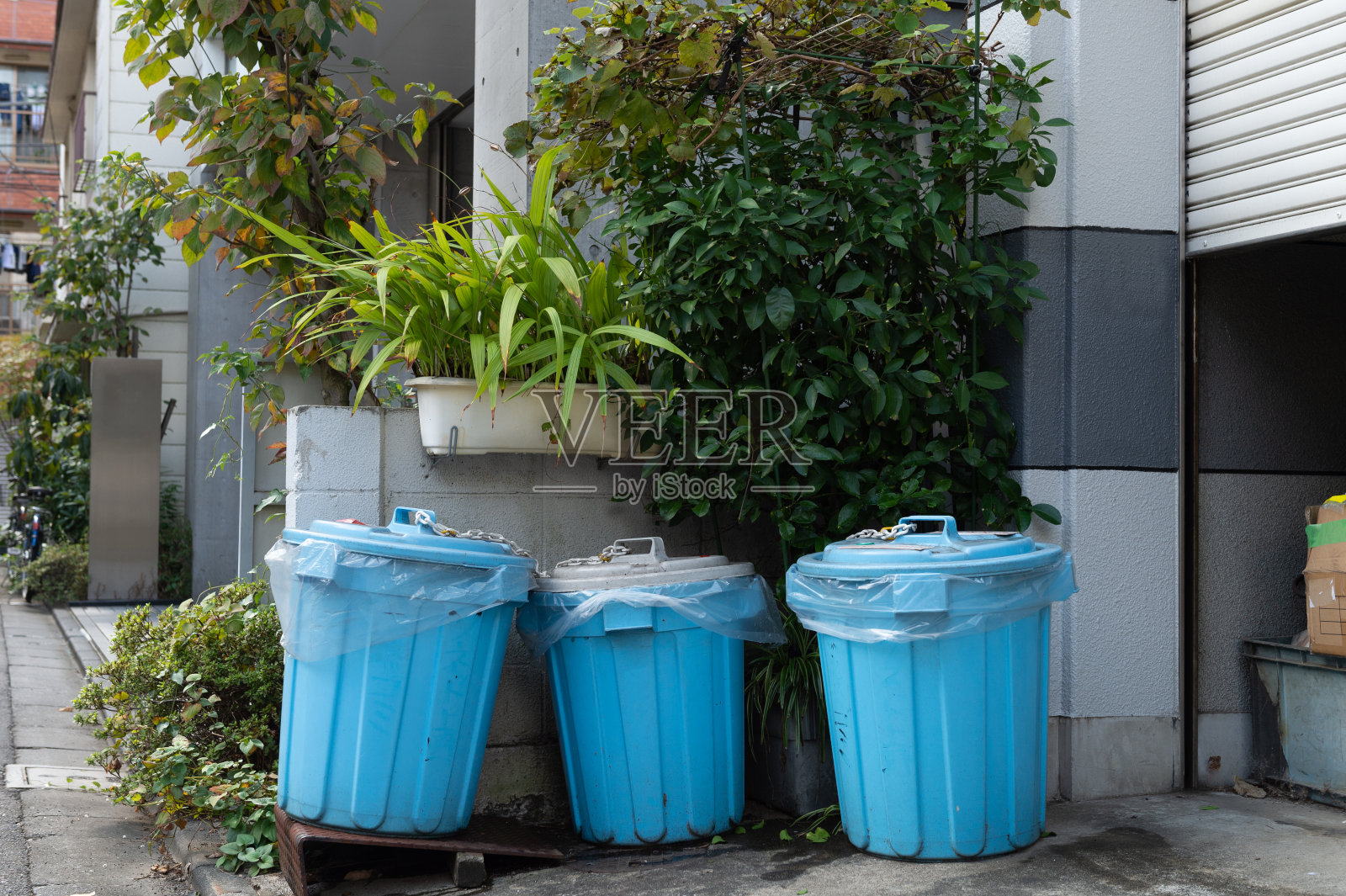 城市垃圾桶照片摄影图片