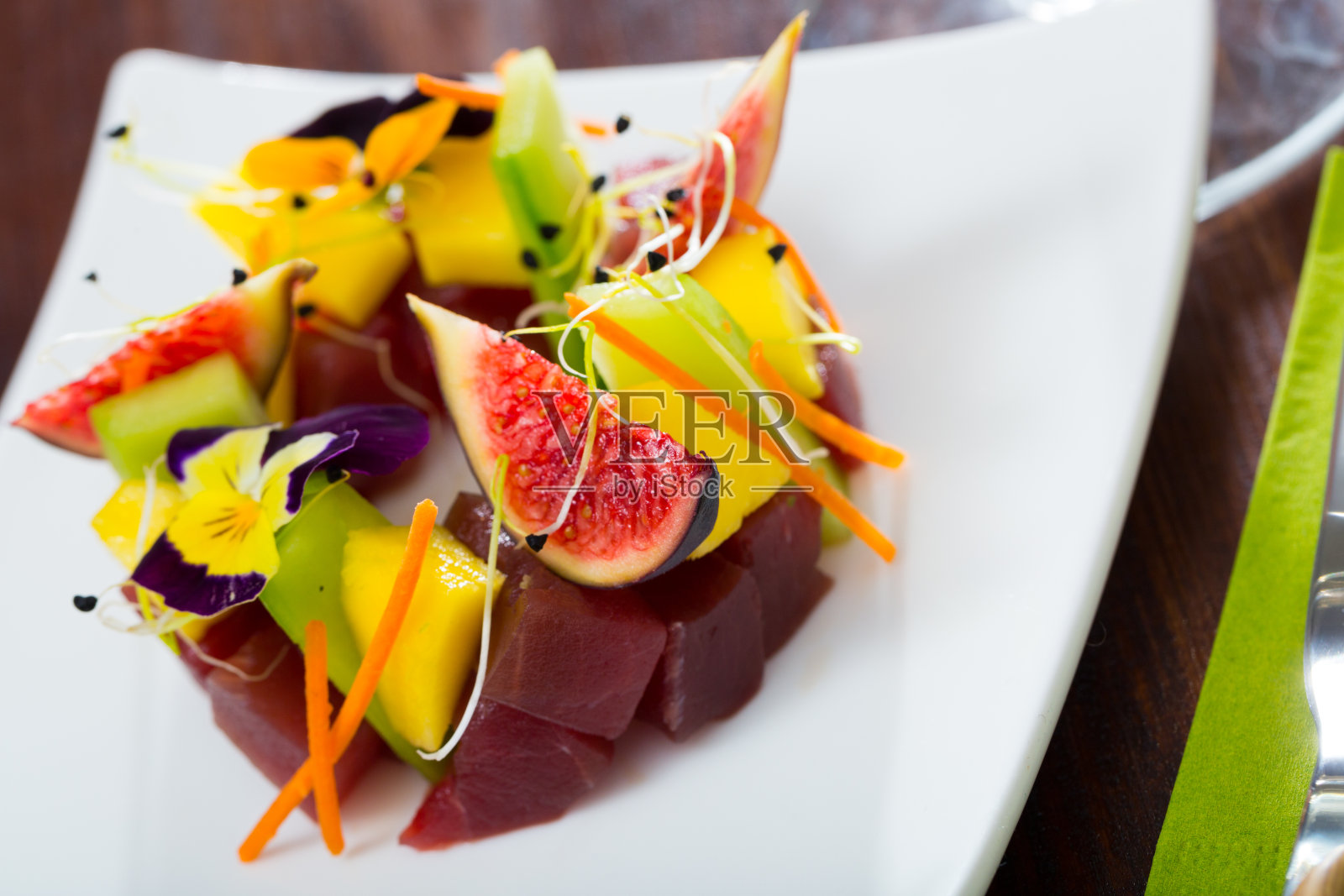 新鲜金枪鱼鞑靼无花果照片摄影图片