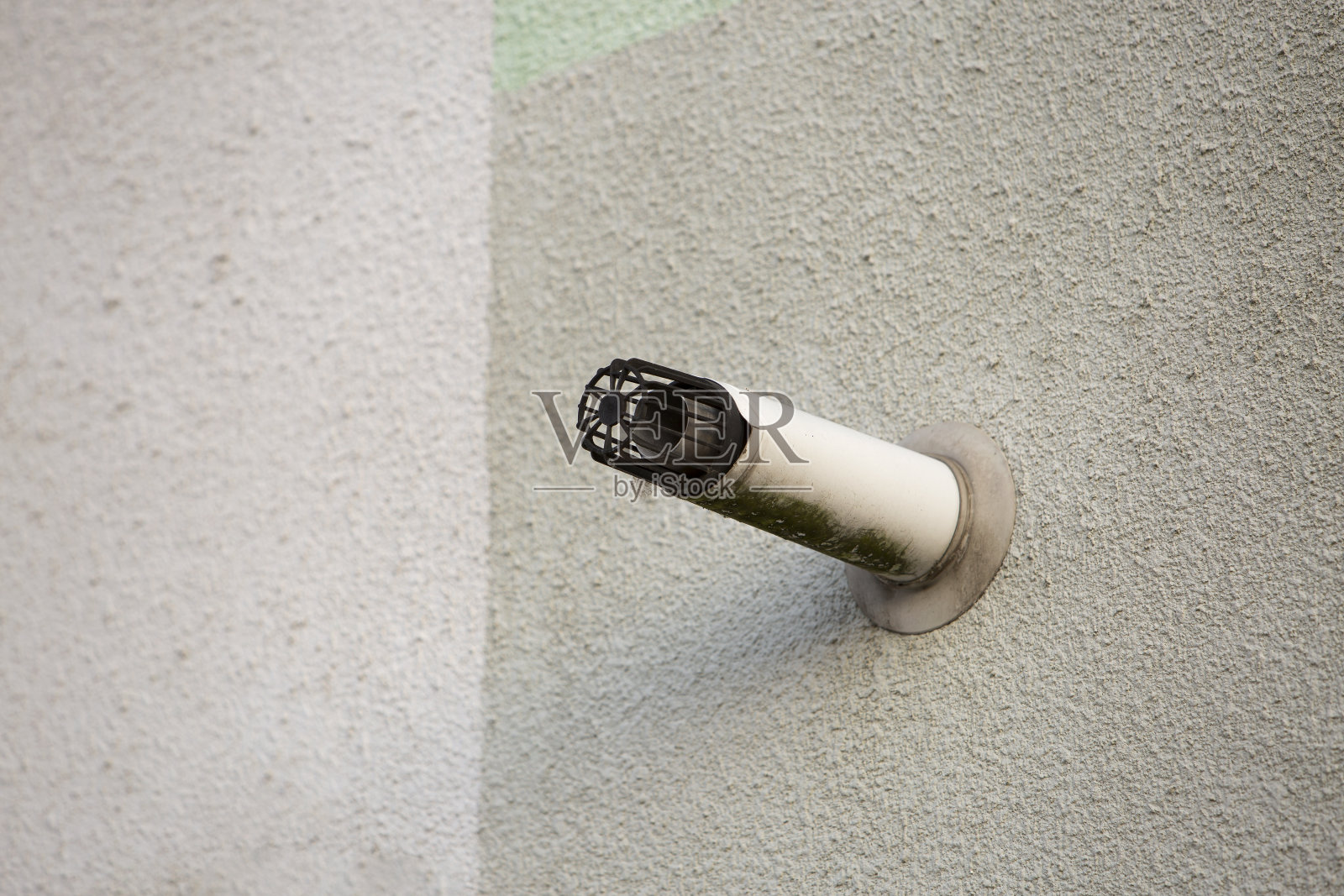 安装在白房子外墙角墙面复制空间背景上的刚性金属通风管道的特写细节。现代化技术、革新、节能、专业的工作理念。照片摄影图片