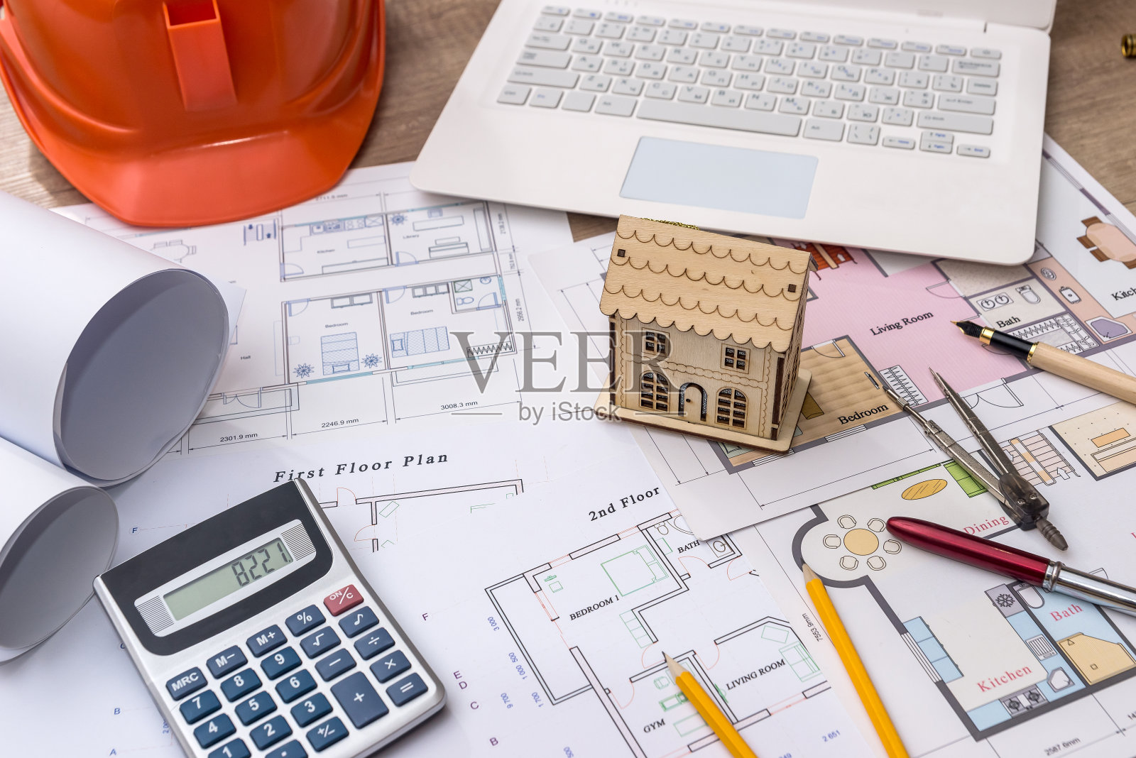 带蓝图和笔记本电脑的木屋模型照片摄影图片