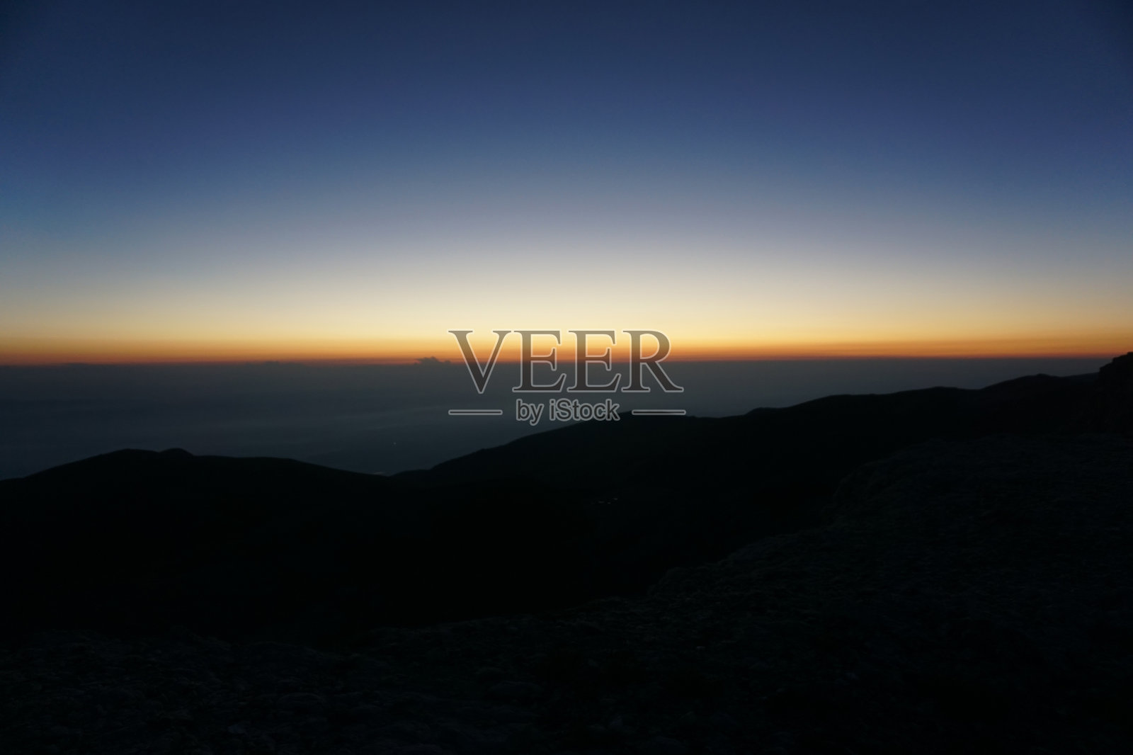 乌鲁达峰壮观的日出景象照片摄影图片