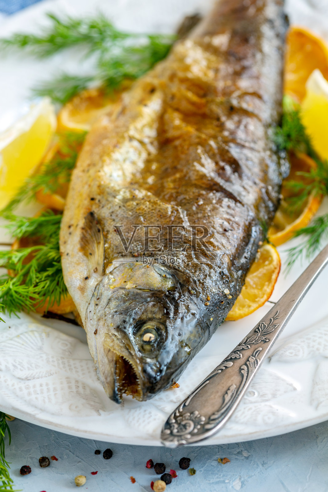 烤湖鳟鱼特写。照片摄影图片