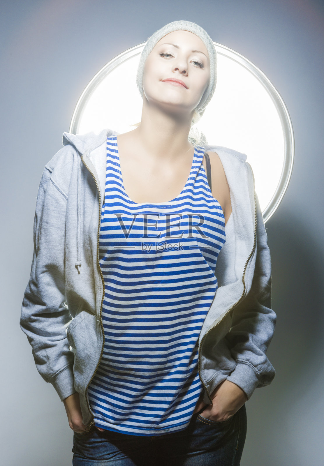 漂亮的微笑积极的白人金发女性的肖像对工作室环境摆姿势照片摄影图片