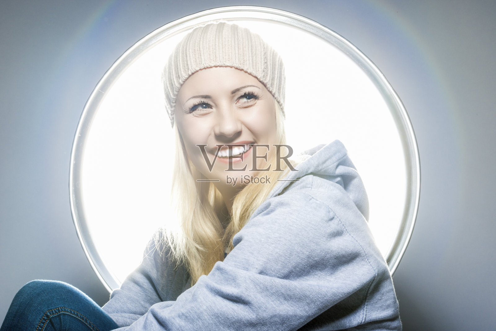 幸福和大笑的白人金发女人在温暖的帽子和帽衫肖像。照片摄影图片