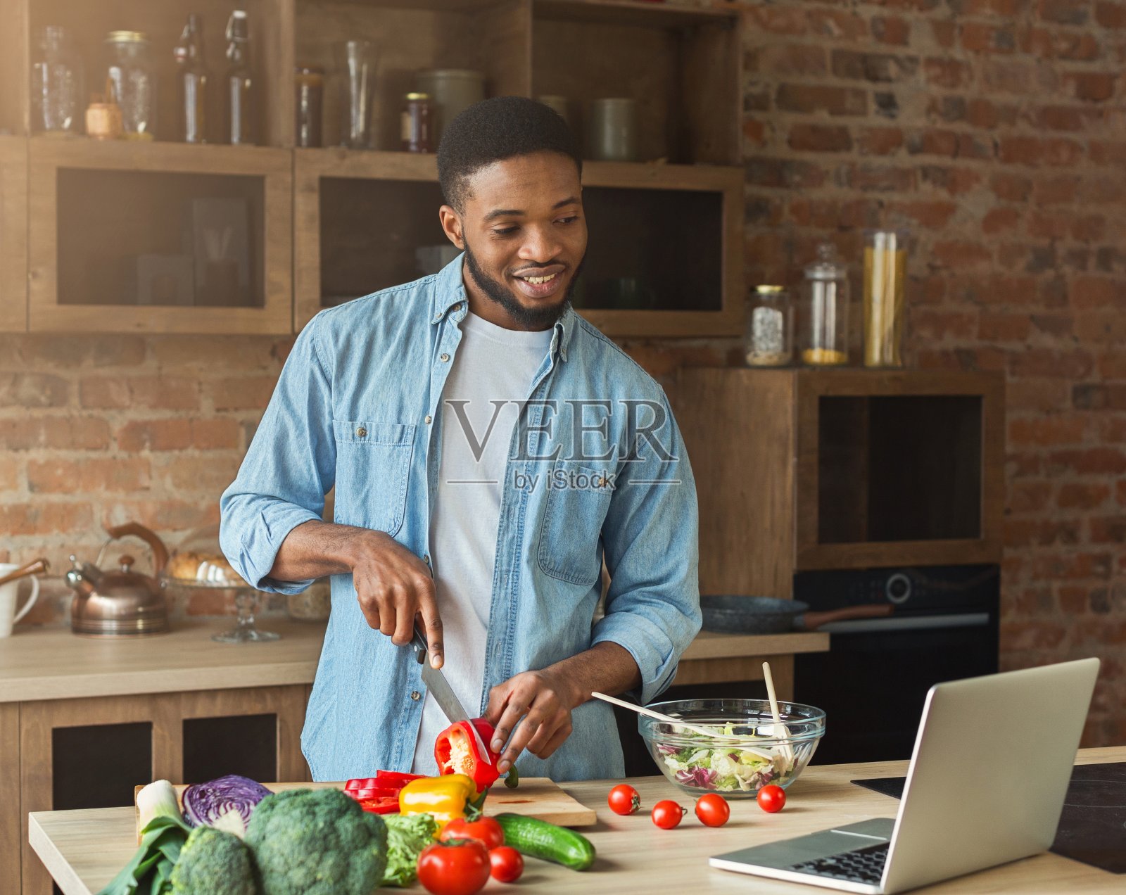 快乐的非裔美国人在厨房准备沙拉照片摄影图片