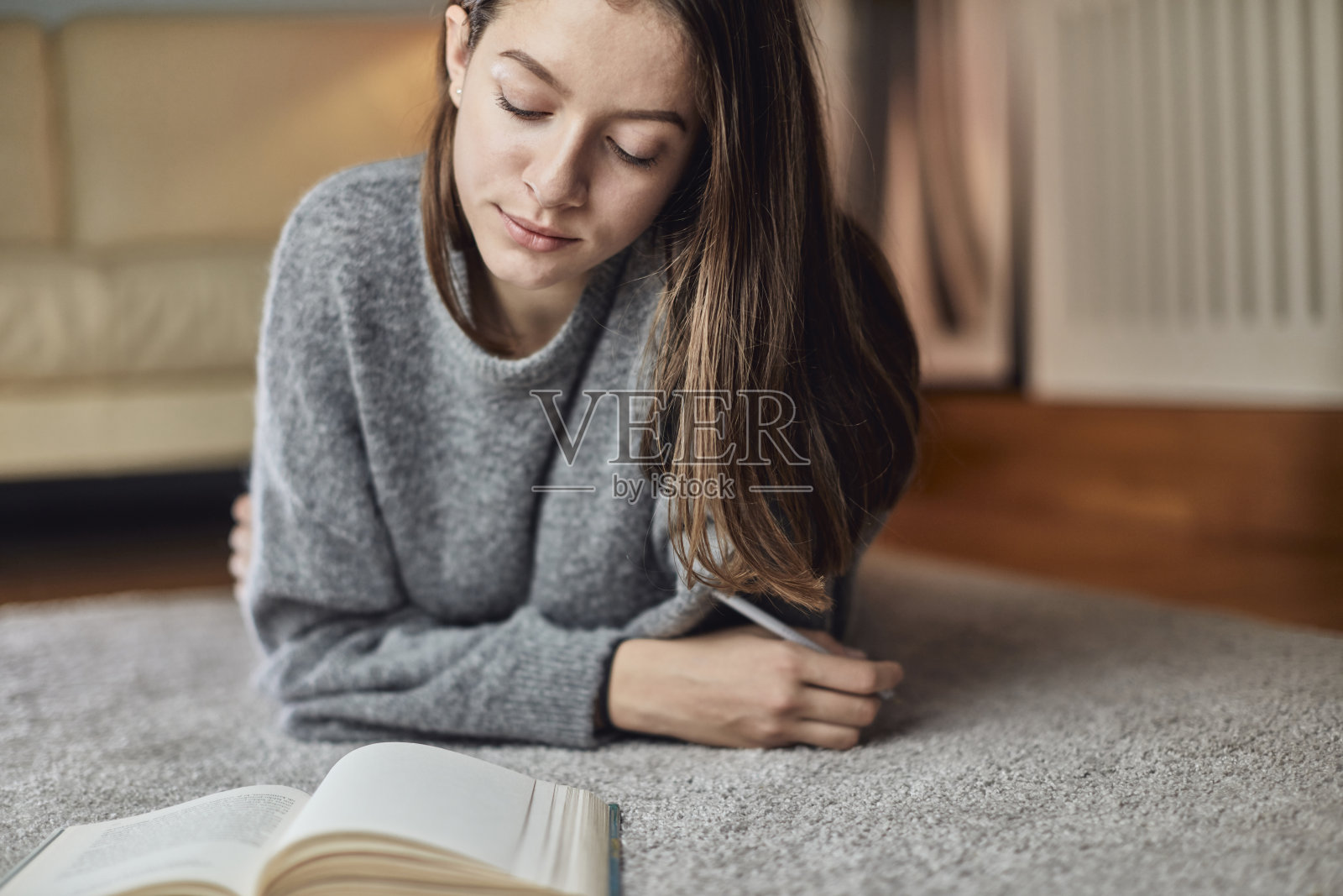 17岁的少女在做家庭作业照片摄影图片