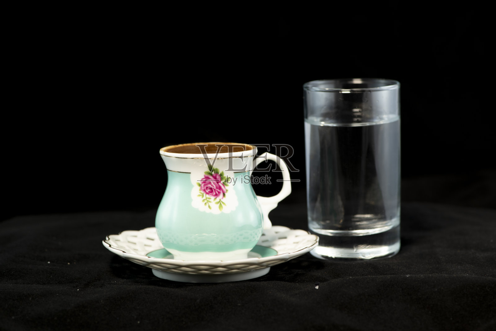 土耳其咖啡和一杯水照片摄影图片