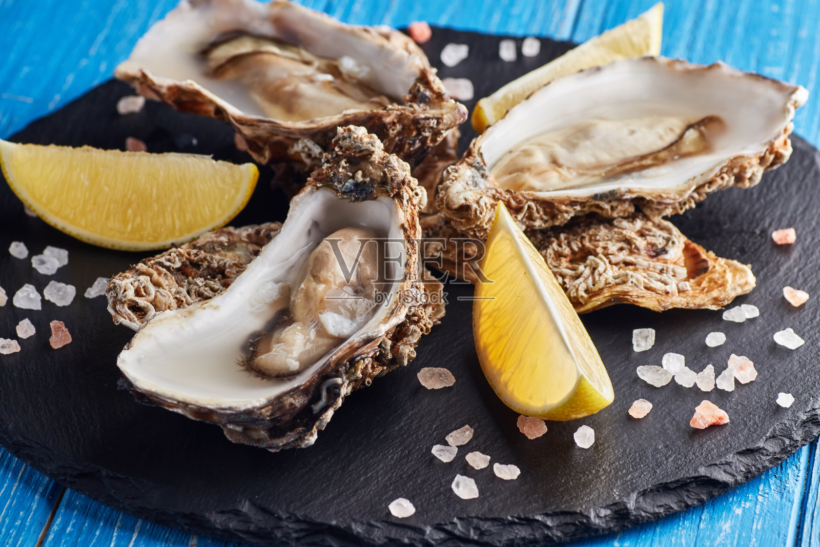 牡蛎配柠檬和葡萄酒照片摄影图片