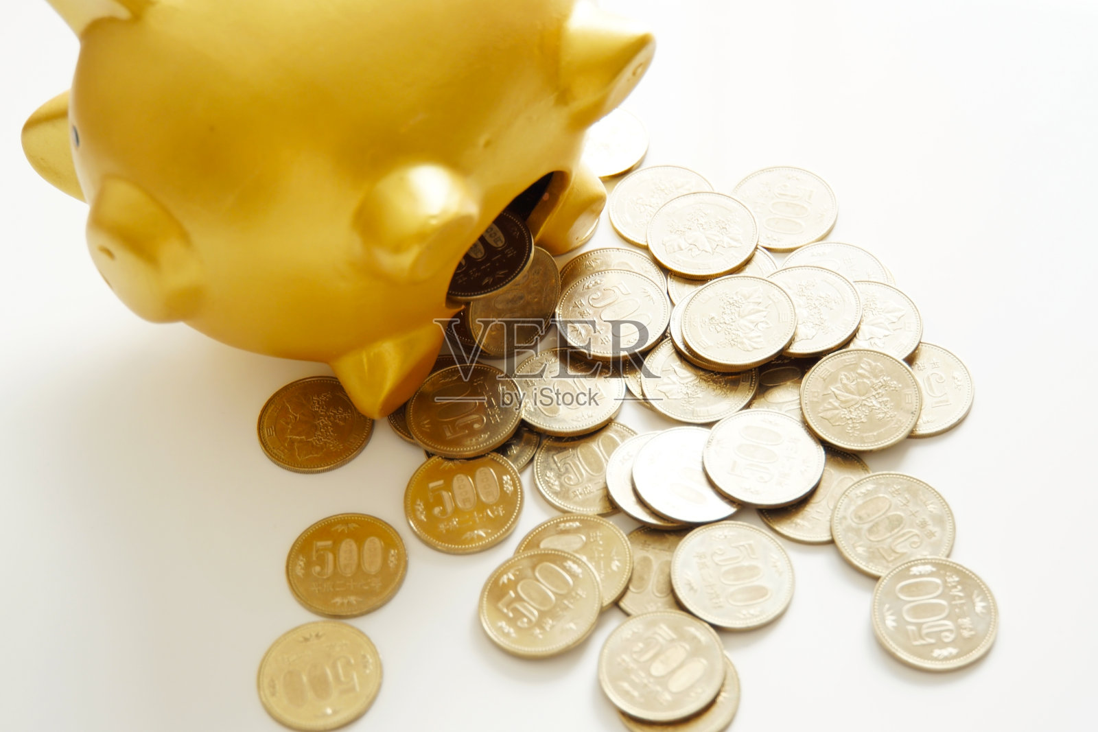 钱从储蓄罐里出来。照片摄影图片