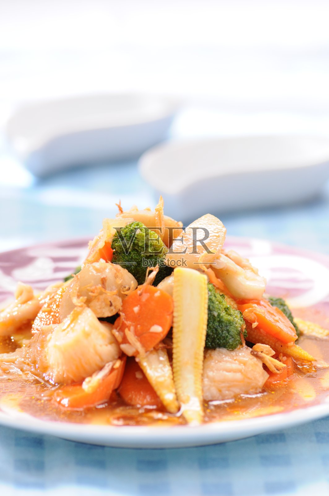 鱼、肉丸、蔬菜炒照片摄影图片