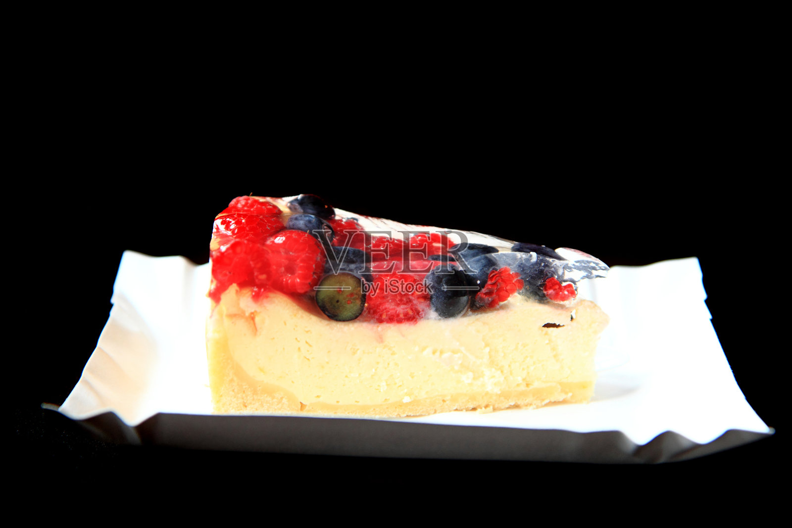 覆盆子和蓝莓蛋糕照片摄影图片