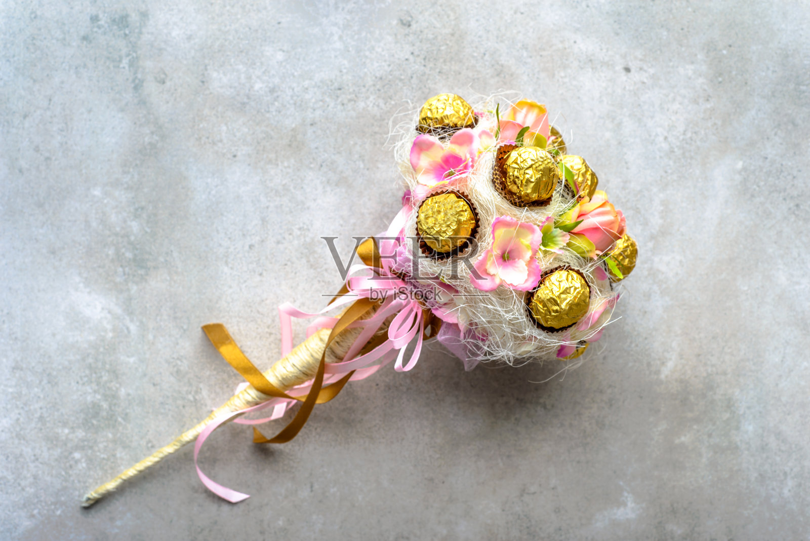 婚礼花束糖果和鲜花也可作为母亲节、妇女节、生日礼物和周年纪念礼物照片摄影图片