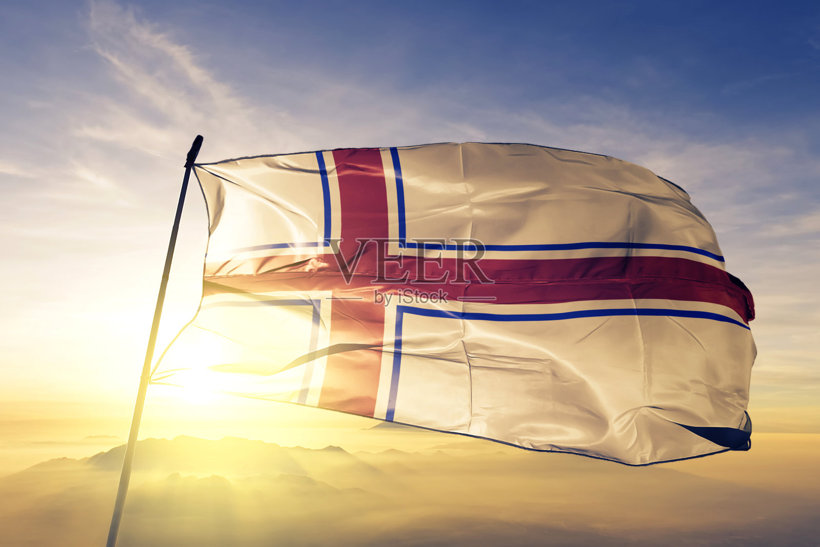 格鲁吉亚东正教的旗帜、纺织布、织物在日出的薄雾上飘扬照片摄影图片