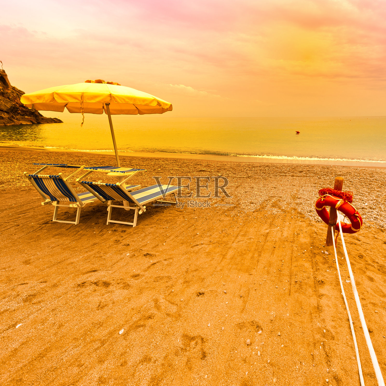 伞和救生圈照片摄影图片