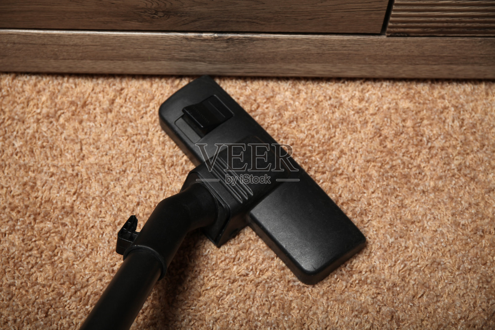 家里有吸尘器。清洁地毯照片摄影图片