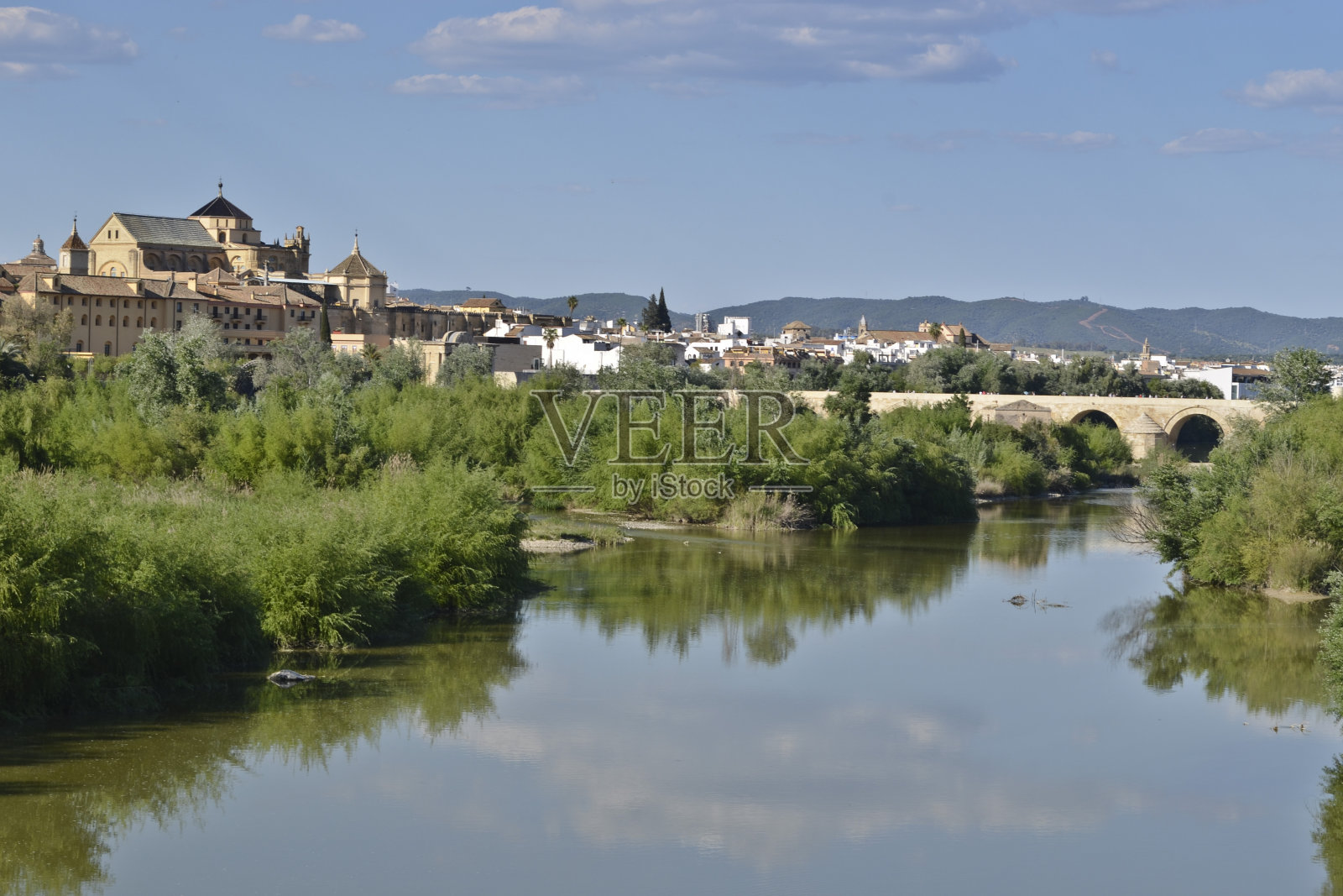 西班牙科尔多瓦，瓜达基维尔河上的罗马桥和后面的大清真寺照片摄影图片