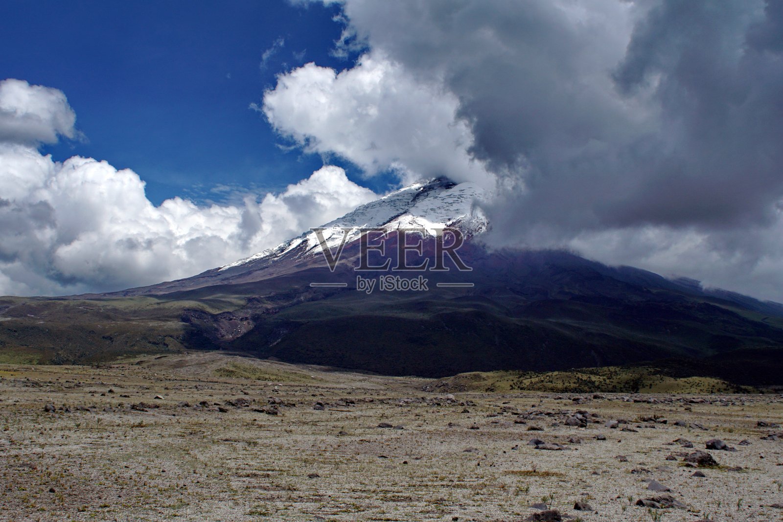 云覆盖科托帕希峰照片摄影图片