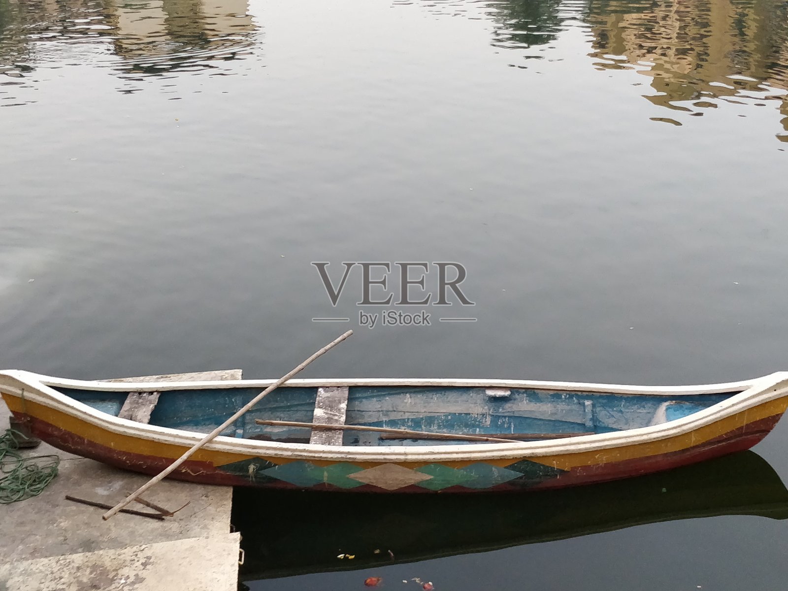 划艇停泊在湖中照片摄影图片