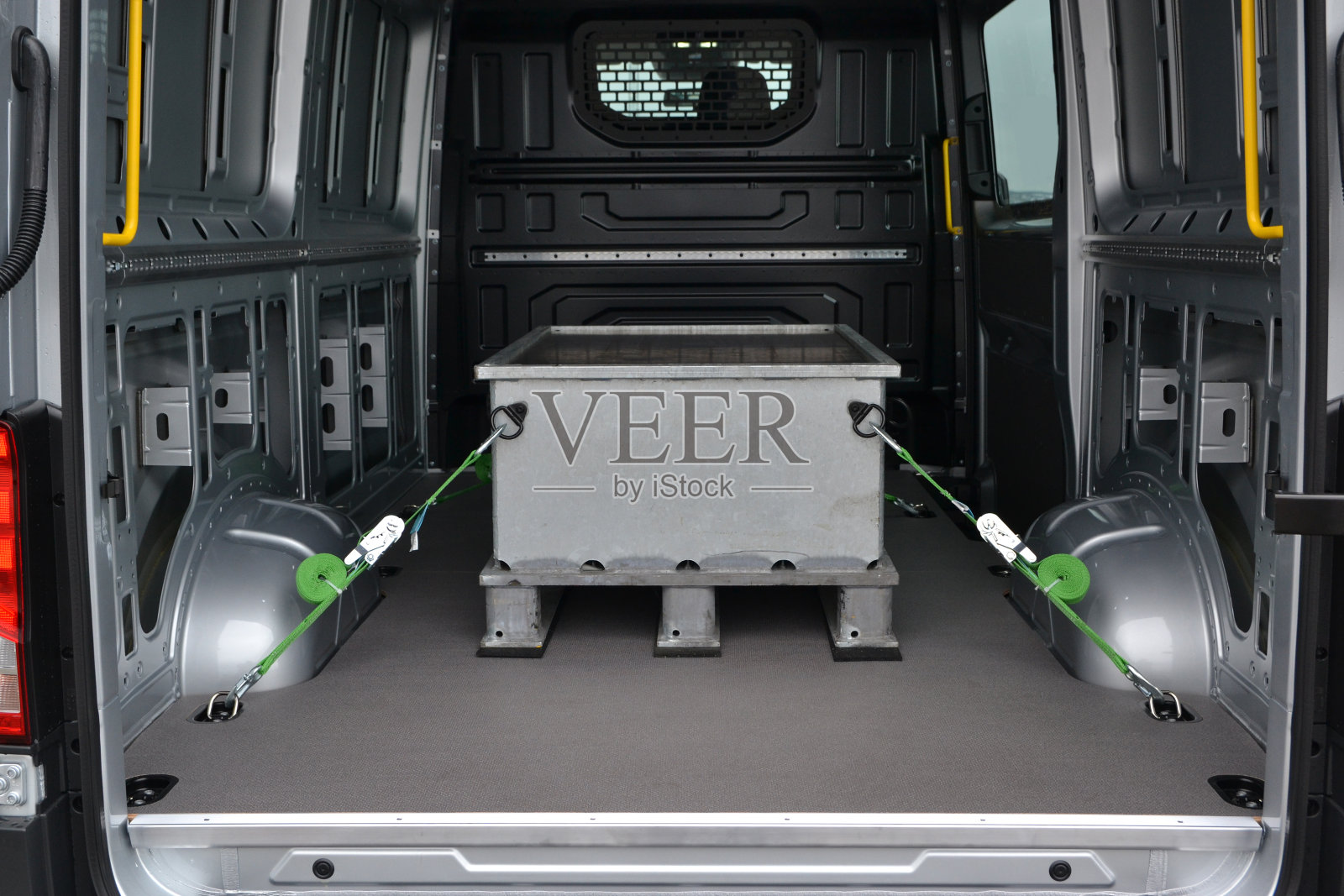 货车货舱托盘上的金属盒子照片摄影图片