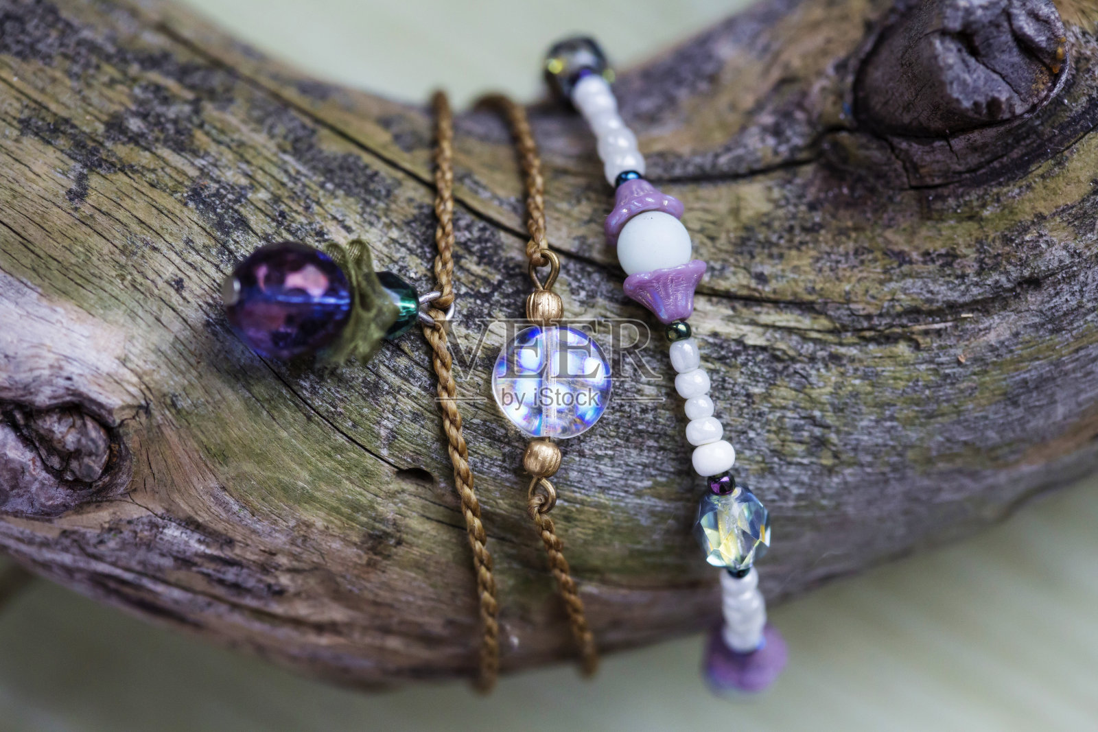 三款时尚的矿物石珠子手链照片摄影图片