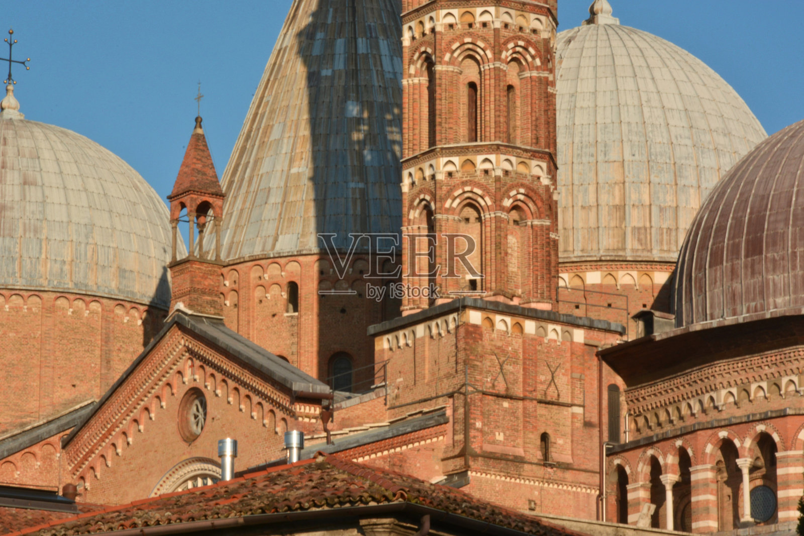 意大利帕多瓦美丽的圣安东尼奥大教堂，是天主教朝圣者的聚集地，即使在圣诞节假期……照片摄影图片