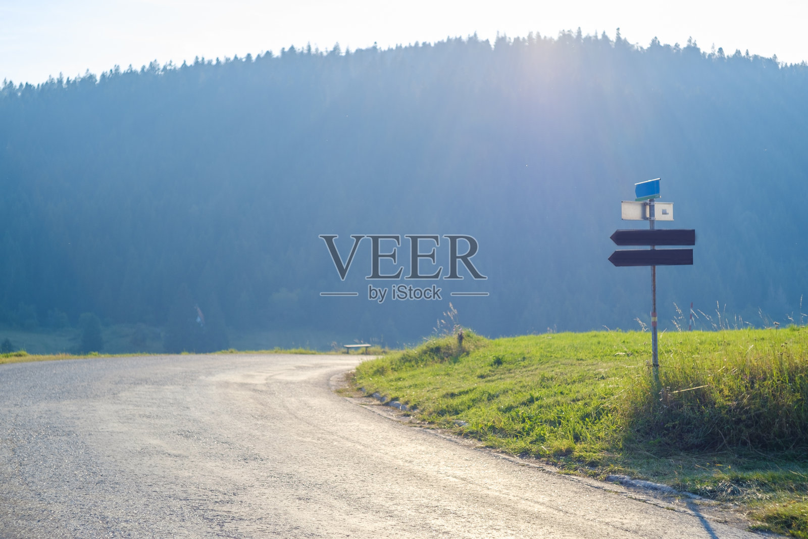 柏油路，有路牌照片摄影图片