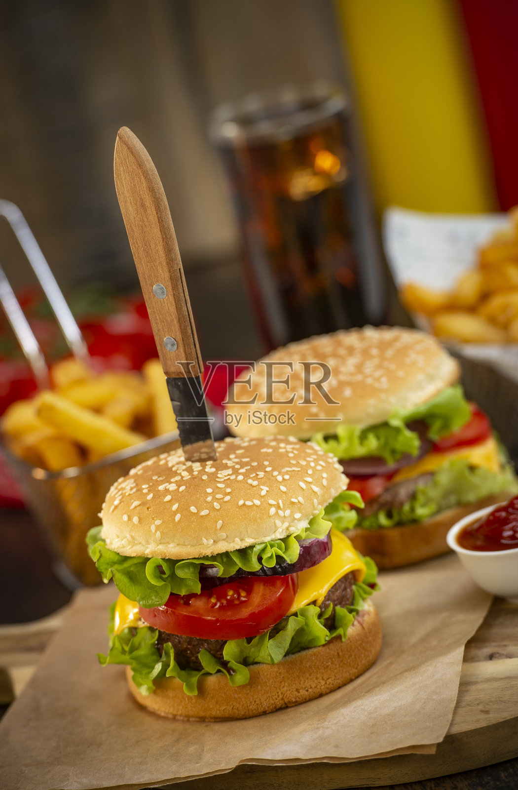 汉堡配薯条，炸肉排配芝士和番茄照片摄影图片