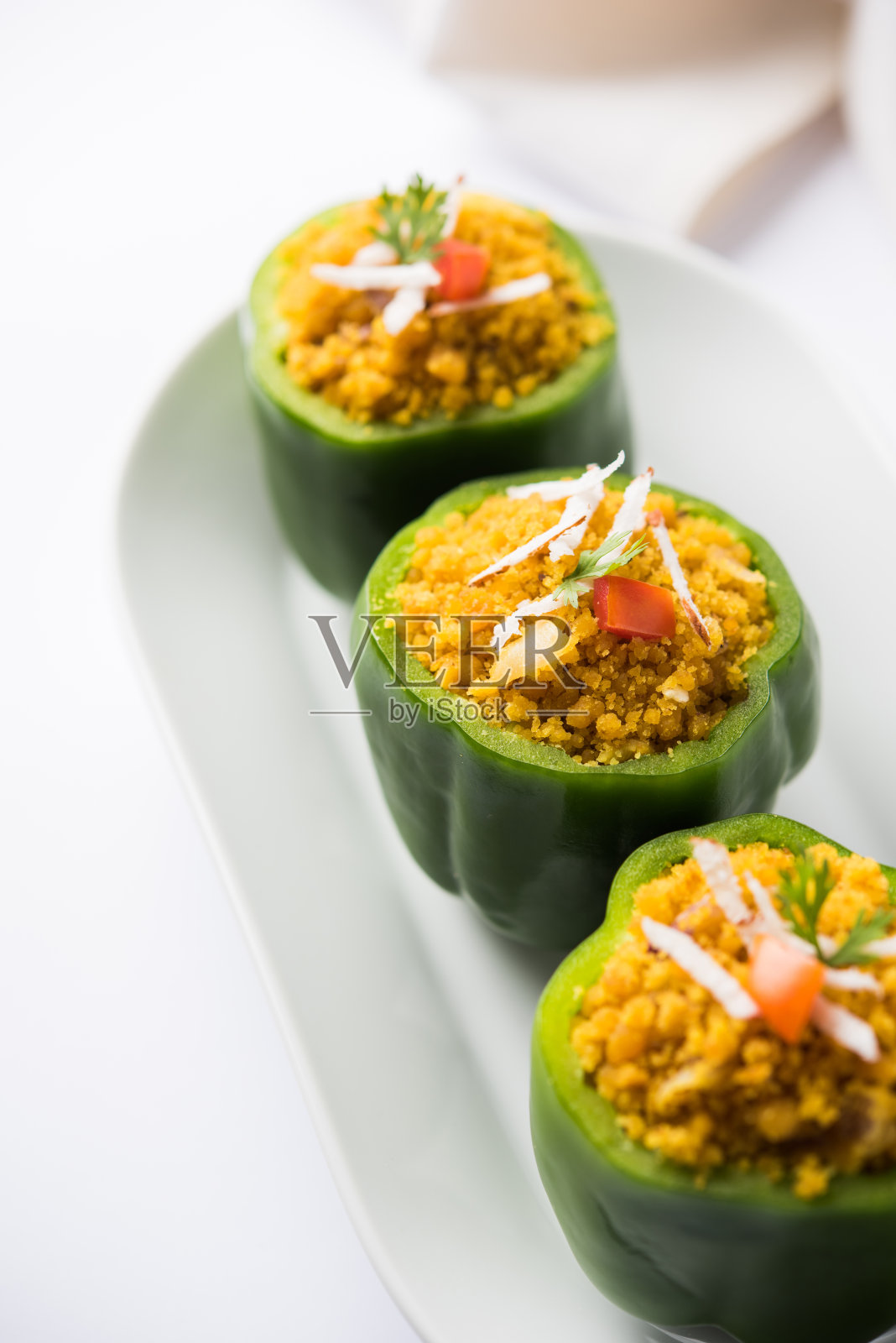 填充辣椒或bharwa shimla mirchi是一种受欢迎的印度主菜食谱。在阴郁的背景下，盛在盘子里。有选择性的重点照片摄影图片