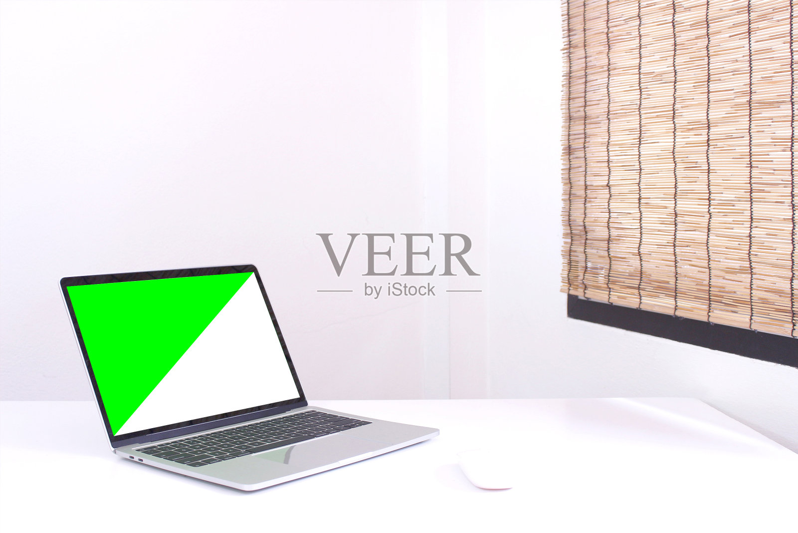 侧视图，办公室桌子书桌。工作空间与笔记本和鼠标复制空间照片摄影图片