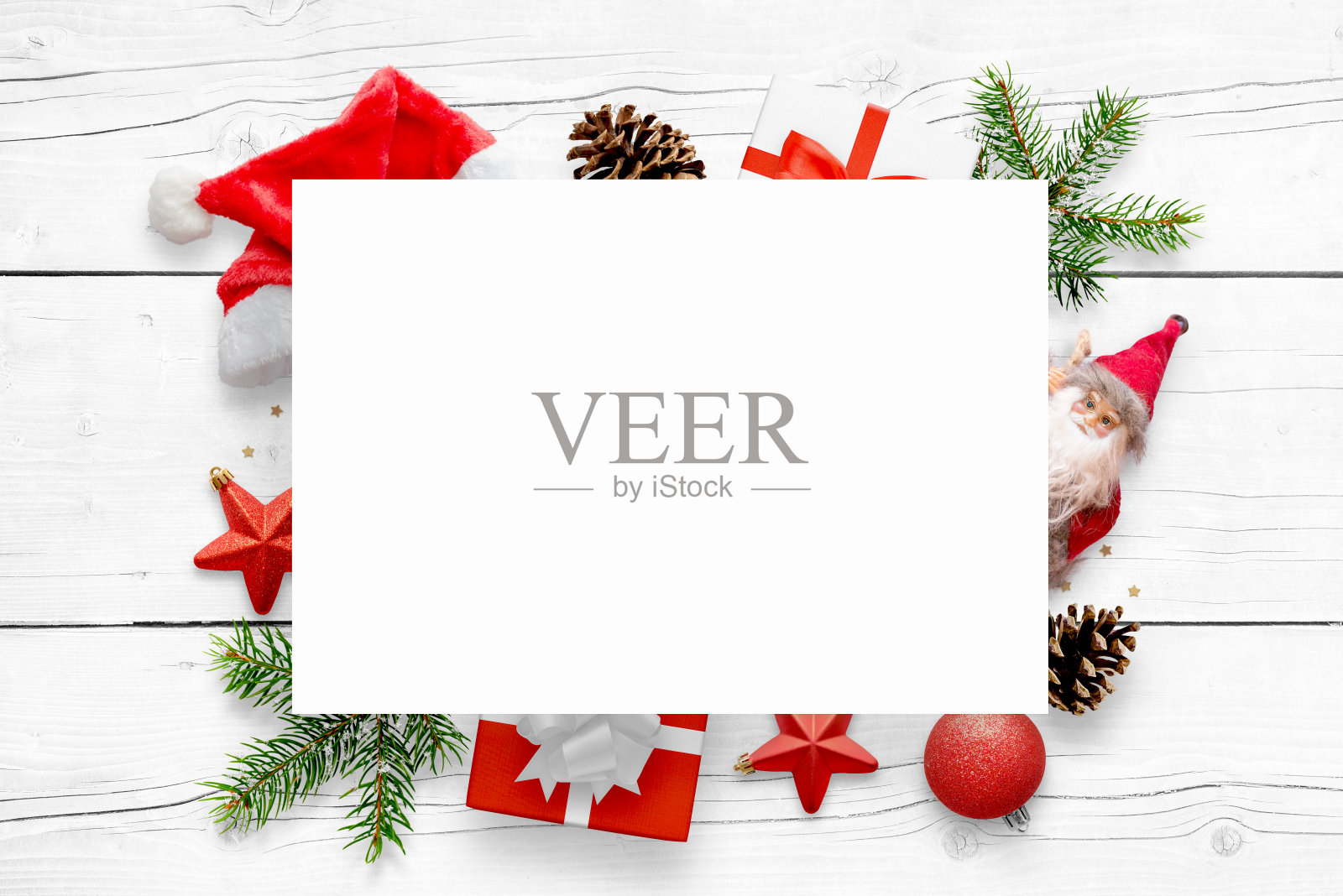 新年的场景与自由空间的问候文字在白纸和圣诞装饰的背景。背景是白色的木桌。照片摄影图片