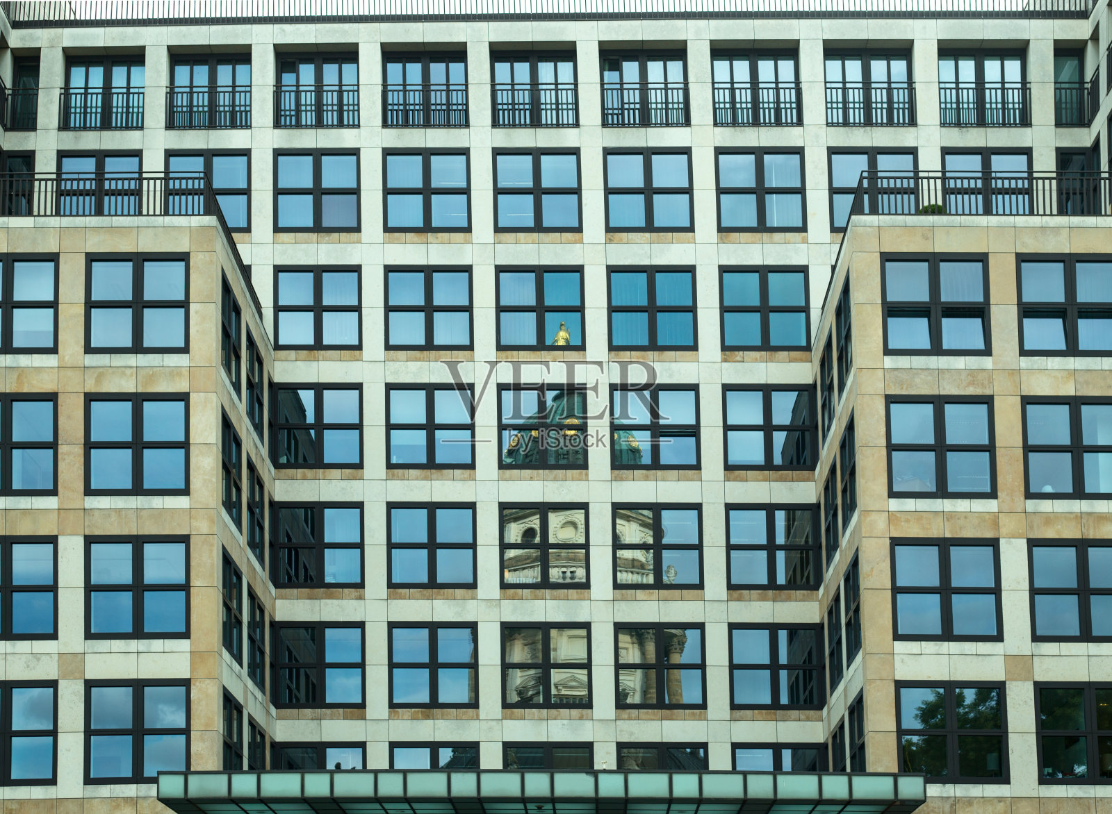 古老的大教堂和现代建筑照片摄影图片