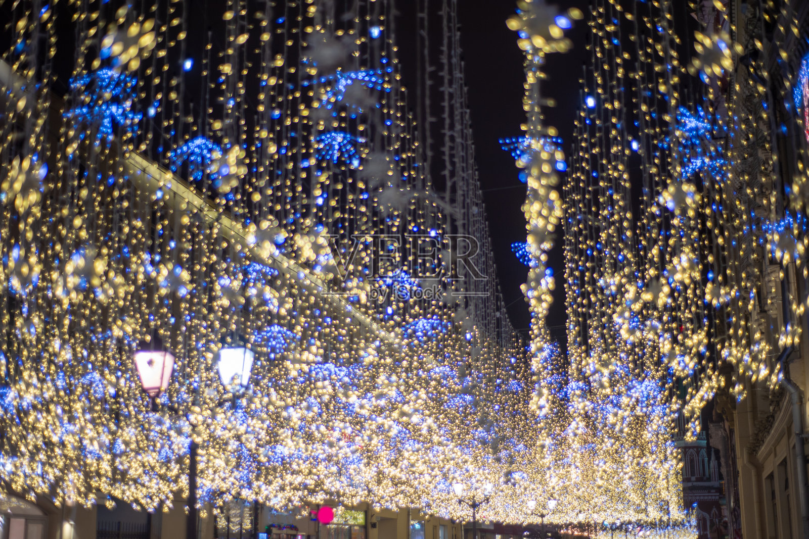 俄罗斯莫斯科红场附近Nikolskaya大街上的夜灯照片摄影图片
