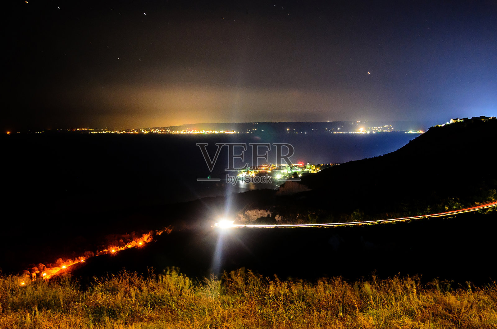 黑海碧蓝海水附近的色雷斯悬崖，夜晚照片摄影图片