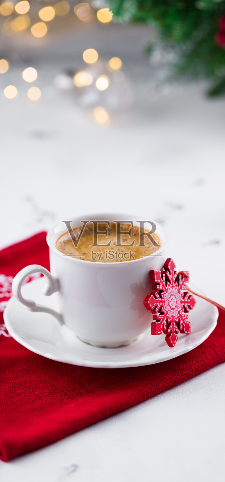 在圣诞节的早晨喝一杯咖啡照片摄影图片