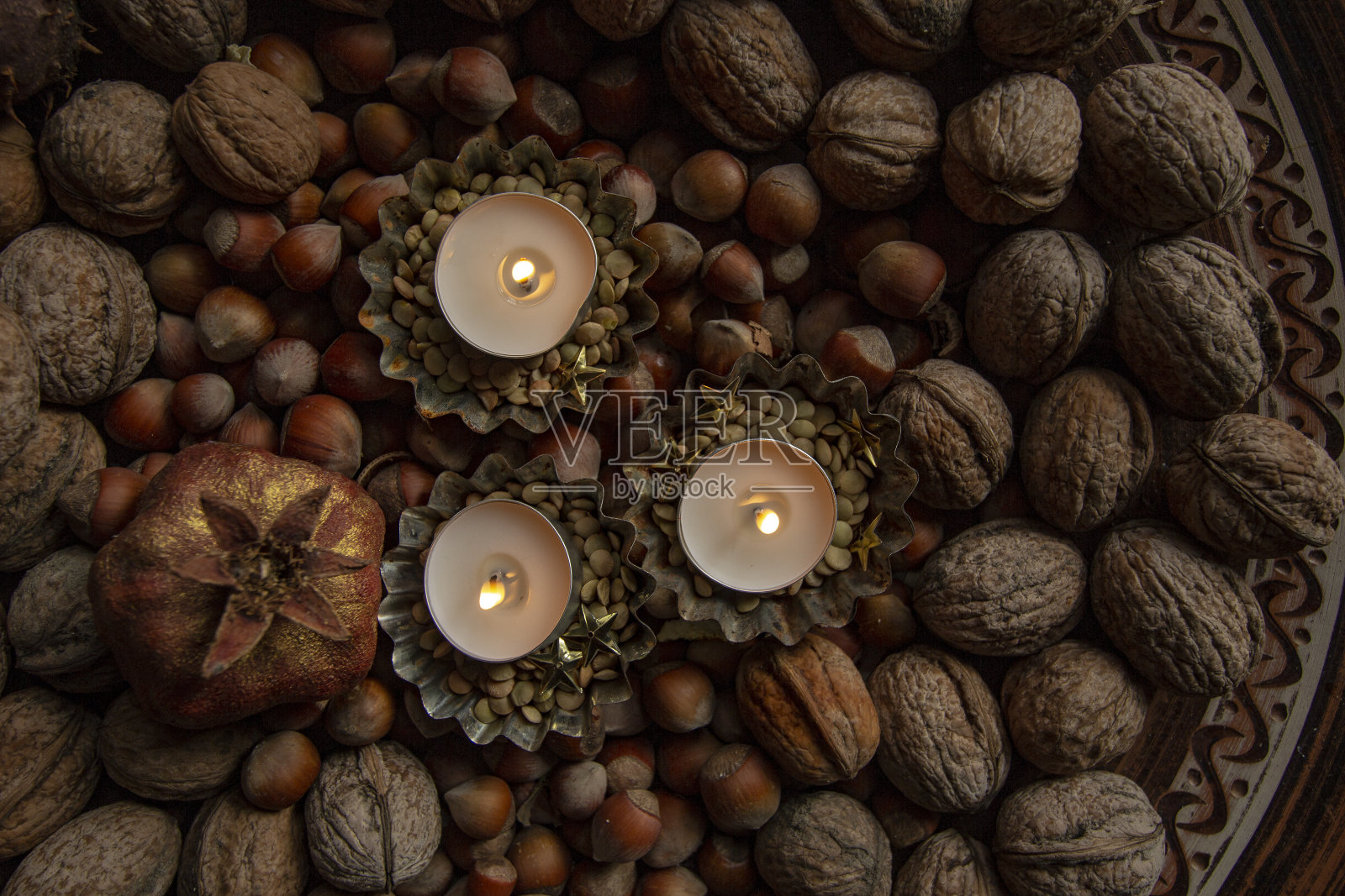 圣诞装饰坚果和蜡烛照片摄影图片